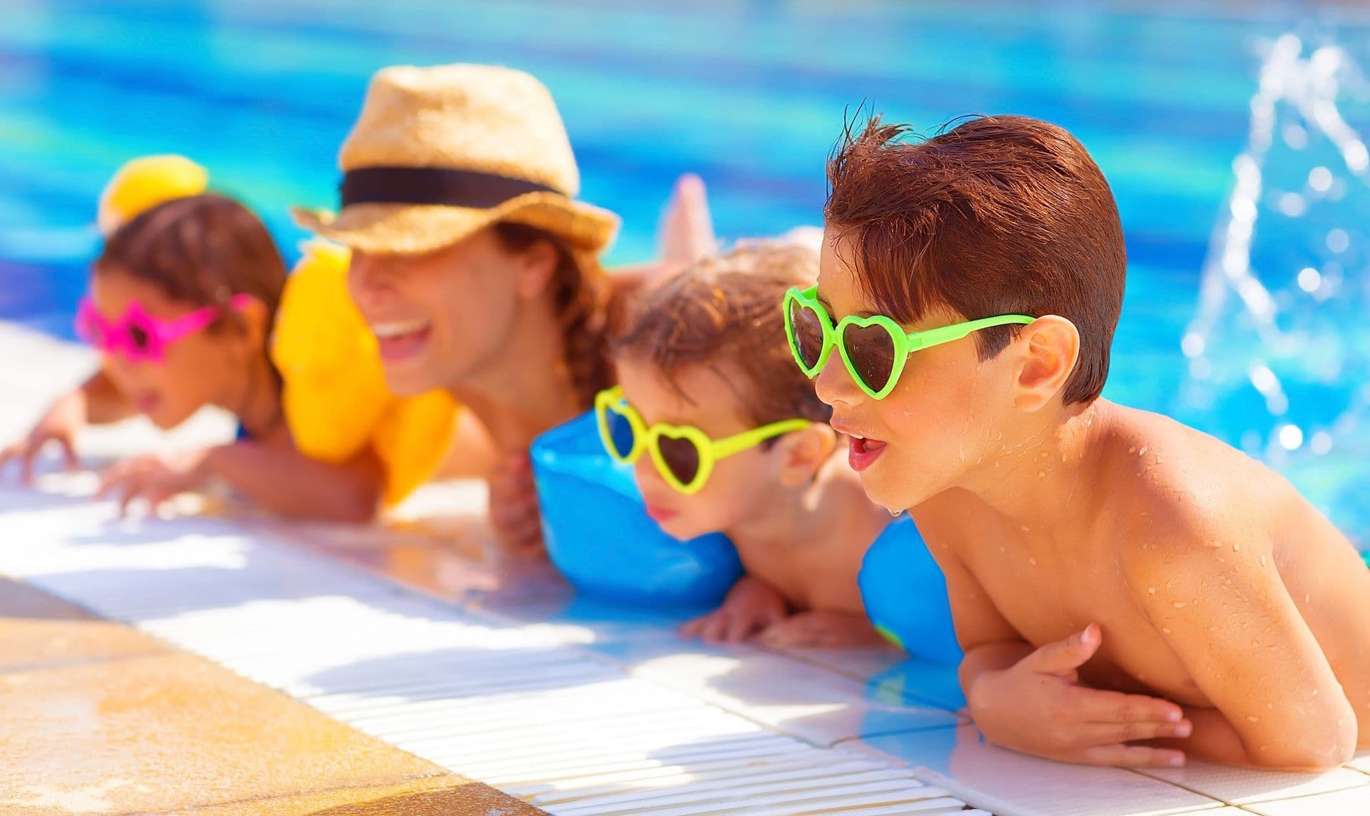 imgi_45_bigstock_happy_family_in_the_pool_havi_50515637_utwr0bks5ajdryno5vvqjt-1920x1144.jpg